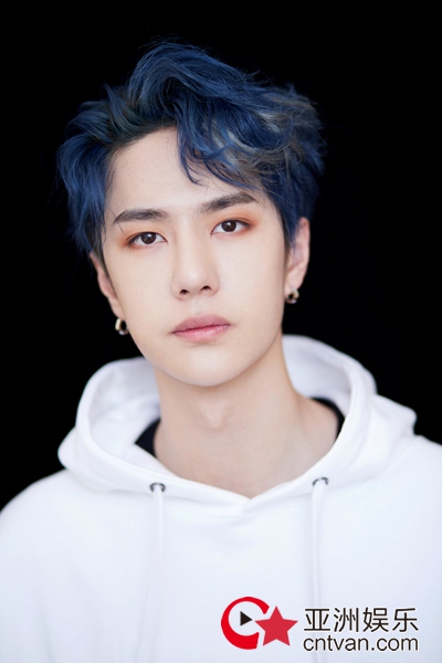 王一博花式承包热搜 专业导师甜盐模式无缝切换