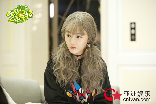 《像我们一样年轻》开播 涂冰上演叛逆“变形计”