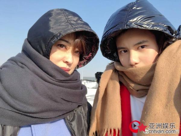 《陪读妈妈》主创母亲节温情互动 梅婷邬君梅曾黎郝洋获祝福