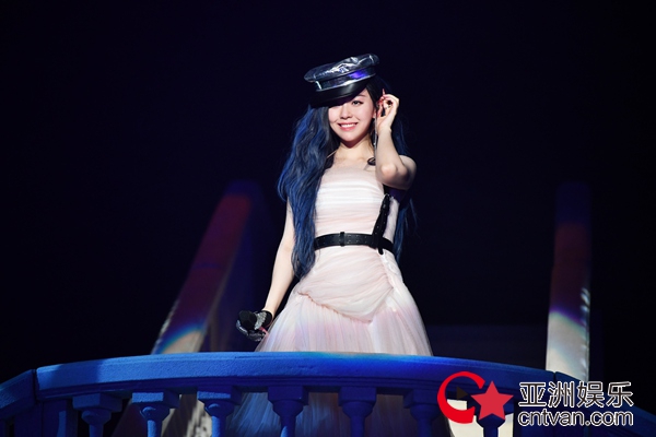 张靓颖深圳演唱会感动收官 张杰力挺老友将亮相“珍相”上海站