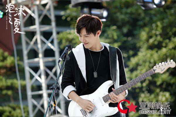 明晓溪力挺新版《泡沫之夏》 品质全面升级打造爆款剧