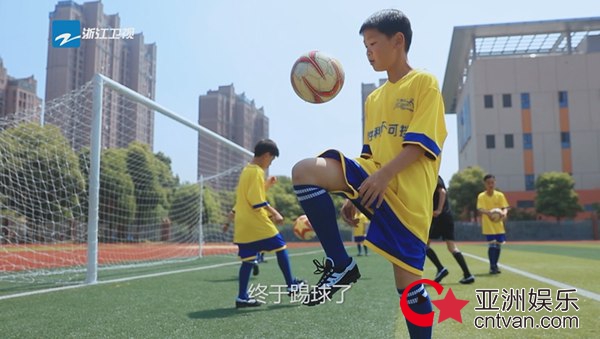 世界足球先生菲戈空降《奔跑吧》挑战史上最混乱“百人足球大战”！