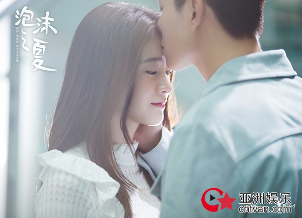 明晓溪力挺新版《泡沫之夏》 品质全面升级打造爆款剧