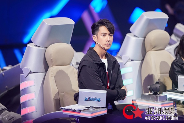 《这就是铁甲》激烈复活战 吴尊卖力学习争夺名额