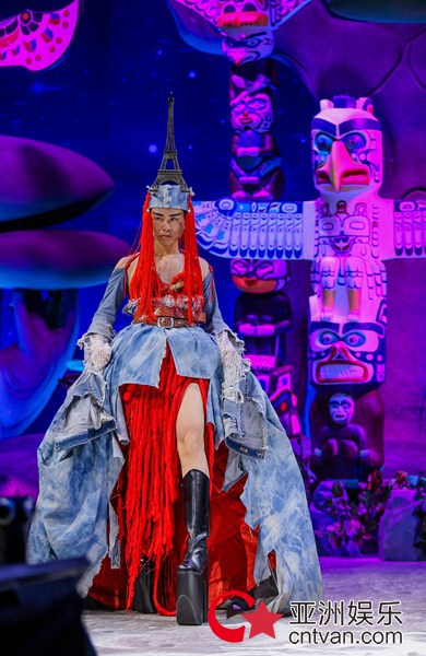 行为艺术家万云峰受邀参加《奇葩大会》