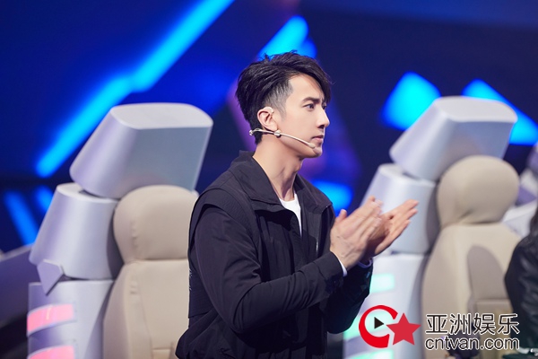 《这就是铁甲》激烈复活战 吴尊卖力学习争夺名额