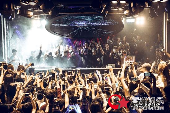 Alan Walker、胜利现身Liquid Nights 《Ignite》新曲high翻全场