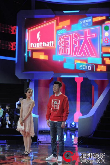 《足球解说大会》战火升级 董路自弹自唱舒缓压力