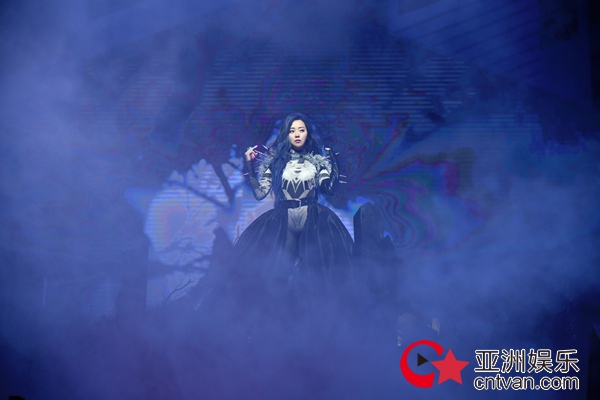 张靓颖深圳演唱会感动收官 张杰力挺老友将亮相“珍相”上海站