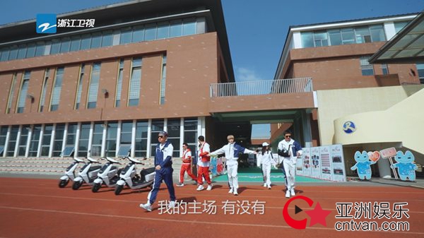 世界足球先生菲戈空降《奔跑吧》挑战史上最混乱“百人足球大战”！