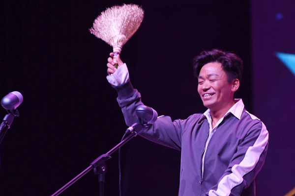 《青年电影手册》“2017年度华语十佳” 暨第九届“金扫帚奖”揭晓 王宝强现身领最令人失望导演奖