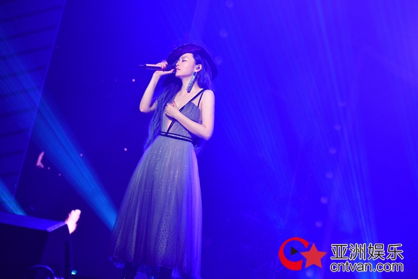 张杰助阵张靓颖天籁“珍”服上海 成都站即将开启