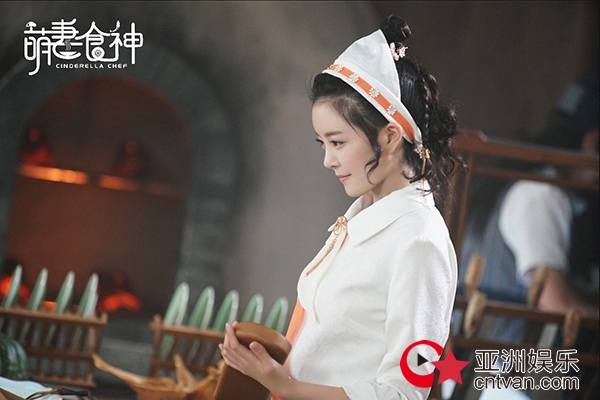 种丹妮《萌妻食神》开启新副本 男装惊艳获好评