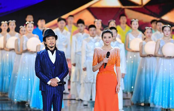 赵立新亮相北影节开幕式 双语主持共赴年度光影邀约