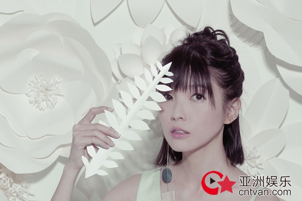 郭美美献声《泡沫之夏》人物主题曲 动听《沙