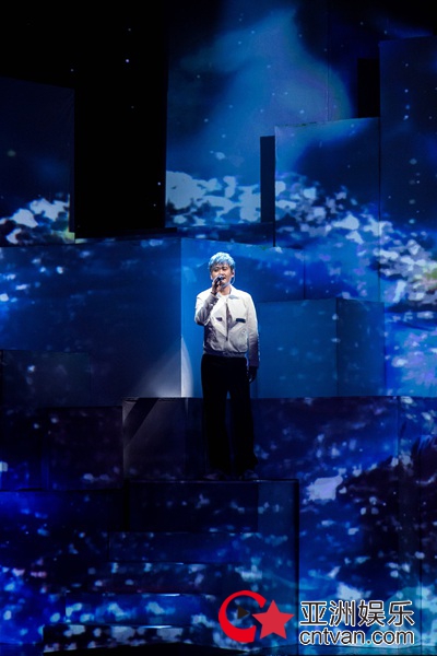 《跨界歌王》吴秀波、刘恺威深情开唱，隔空表白子女惹网友泪目