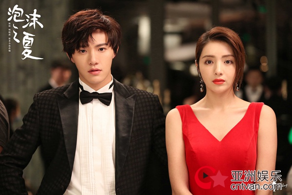 《泡沫之夏》打破翻拍剧“十翻九糊”困境 解锁口碑流量双赢模式