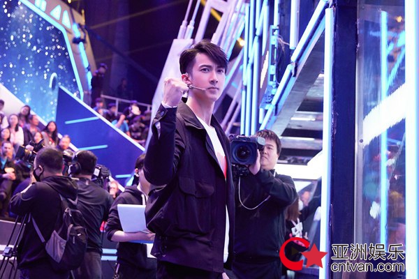 《这就是铁甲》激烈复活战 吴尊卖力学习争夺名额