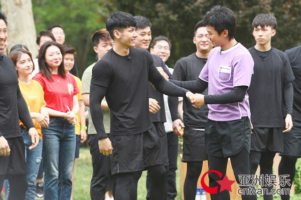 邓超《奔跑吧》老友记 掰手腕摔跤上演武道大会