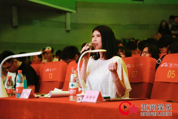 著名歌手叶贝文出席“校园歌星大赛”让青春飞扬