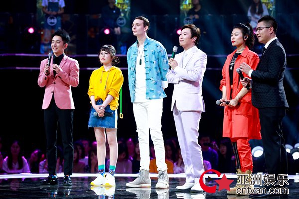 百人共唱《千里之外》 《嗨，唱起来！》费玉清鼓励年轻人大胆创新