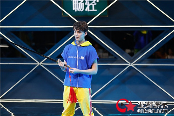 吴磊《我是大侦探》帅气舞剑意外败北,磊磊不服:我当年明明是最厉害的