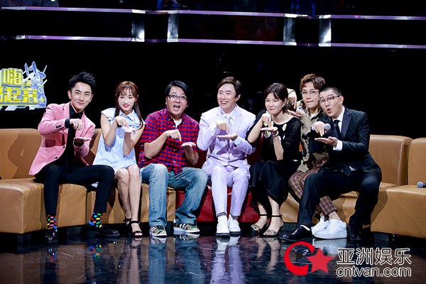 百人共唱《千里之外》 《嗨，唱起来！》费玉清鼓励年轻人大胆创新