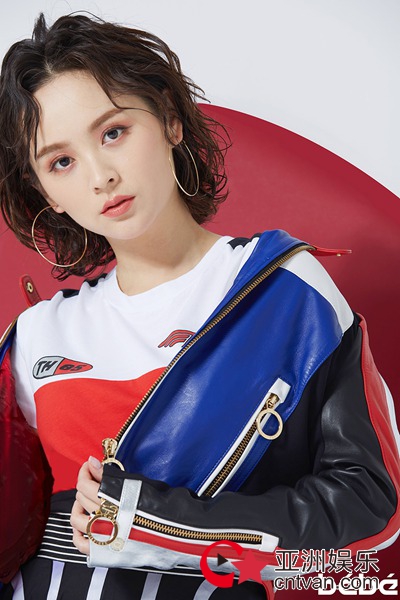 邓莎6月双封面曝光 时尚界新宠表现力MAX