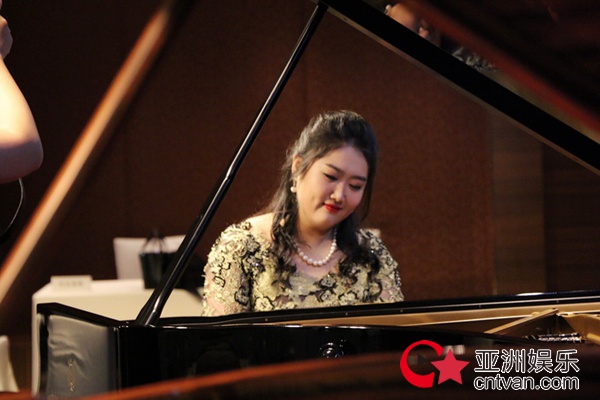 钢琴家田佳鑫举办高端音乐沙龙 完美演奏被赞人琴声三合一