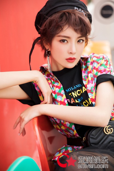 种丹妮夏日写真曝光 复古时尚变身摩登少女