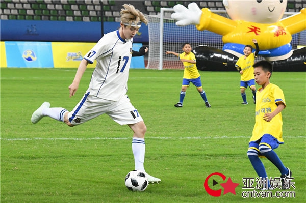 菲戈儿童节挑战300位足球少年 跑男团温柔发挥被赞“有爱” - 综艺 - 亚洲娱乐网-传递时尚娱乐生活新资讯