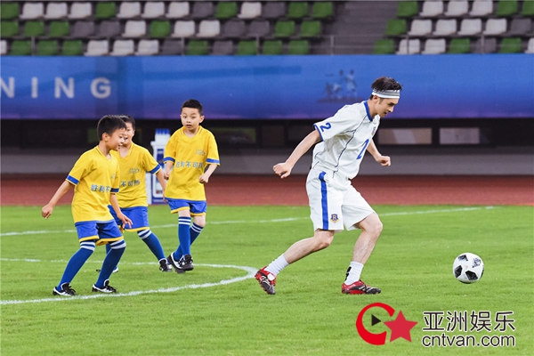 菲戈儿童节挑战300位足球少年 跑男团温柔发挥被赞“有爱” - 综艺 - 亚洲娱乐网-传递时尚娱乐生活新资讯