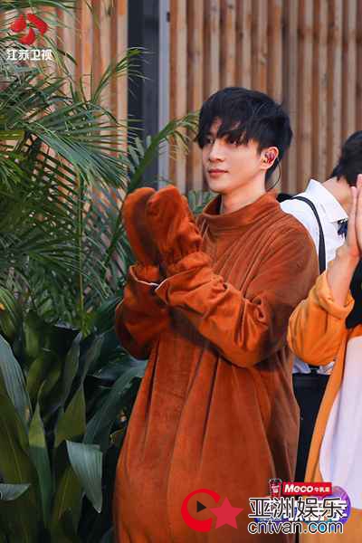 《无限歌谣季》薛之谦杨迪为新人送惊喜 变装小熊走心献唱