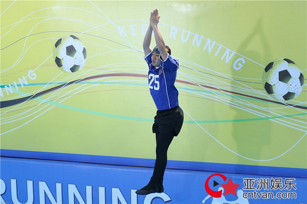 菲戈儿童节挑战300位足球少年 跑男团温柔发挥被赞“有爱” - 综艺 - 亚洲娱乐网-传递时尚娱乐生活新资讯