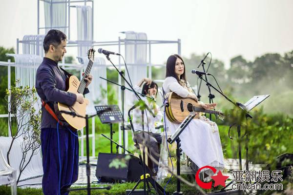 小娟&山谷里的居民端午节海边开唱，爱的路相伴20年