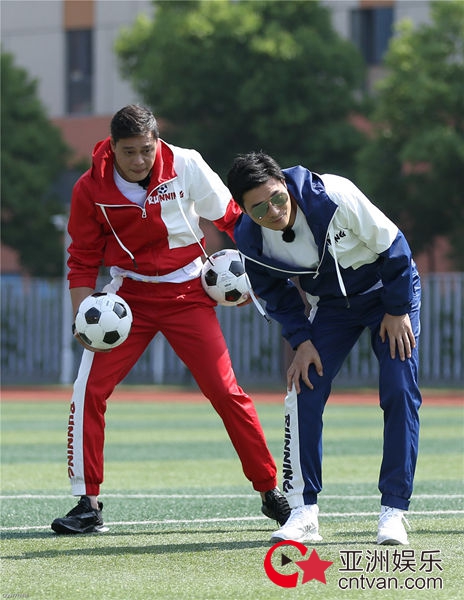 菲戈儿童节挑战300位足球少年 跑男团温柔发挥被赞“有爱” - 综艺 - 亚洲娱乐网-传递时尚娱乐生活新资讯