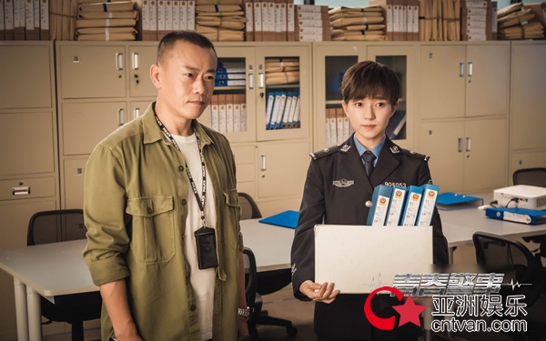 《青春警事》曝线索版海报 焦俊艳魏大勋打开青春探案模式