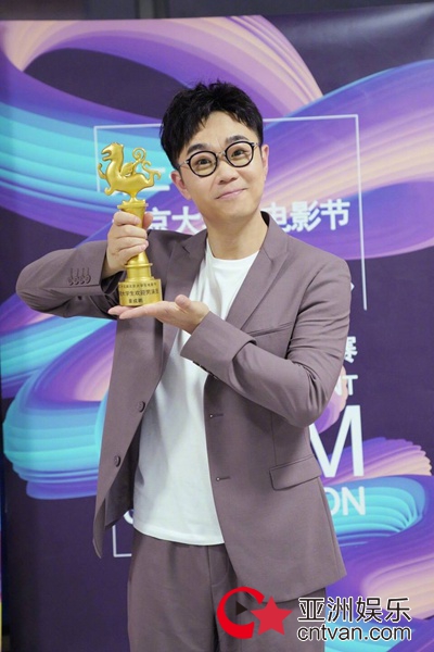 上影节亚洲新人奖揭晓 大鹏凭《缝纫机乐队》提名最佳导演