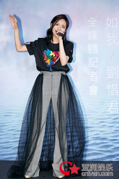 刘惜君台北办《如我》发布会 圆儿时梦想与罗时丰合唱