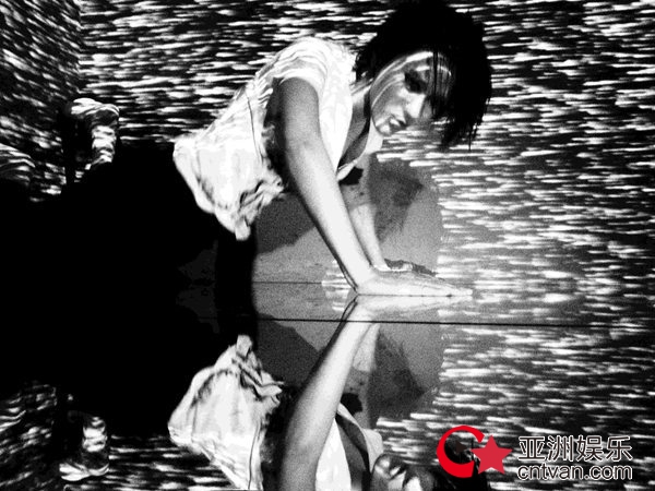 尚雯婕原创新单《King Of Stupidity》发布 灵魂拷问人生征战的“愚蠢与勇气”