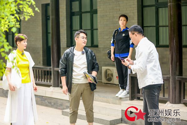 李洪涛胡军重聚《青春同学会》 共忆“同寝”趣事