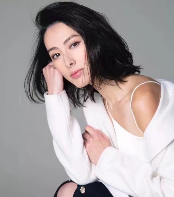 梁洛施罕见晒母子合照疑将回归娱乐圈，30岁的她逆生长让人认不出