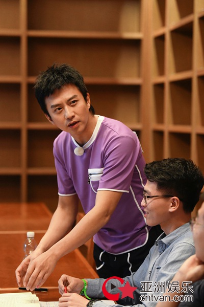 邓超《奔跑吧》老友记 掰手腕摔跤上演武道大会