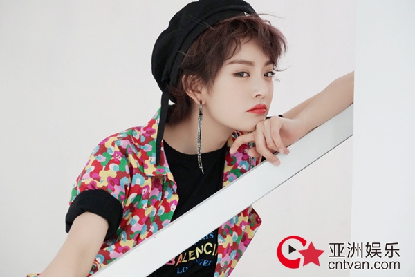 种丹妮夏日写真曝光 复古时尚变身摩登少女