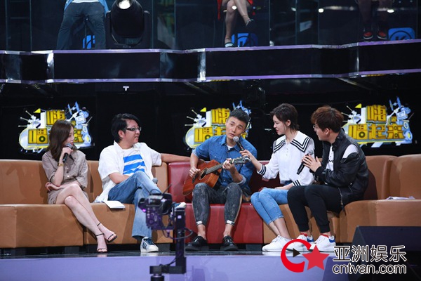 畅聊创作经历、讲述亲情故事 全能唱作人李荣浩登《嗨,唱起来!》