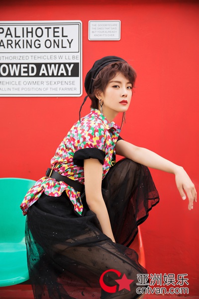 种丹妮夏日写真曝光 复古时尚变身摩登少女