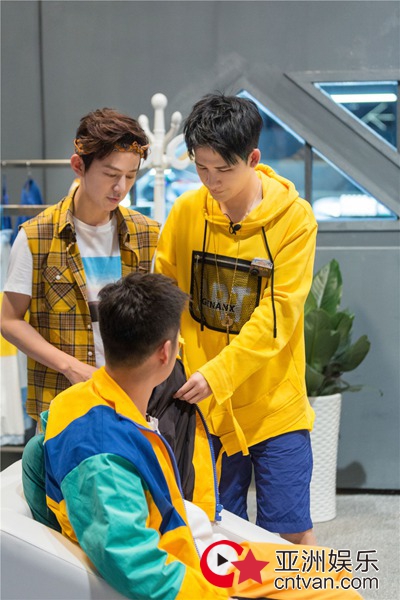 《我是大侦探》收官上篇再创收视佳绩,“迷弟”邓伦追星张韶涵笑哭网友 - 综艺星天地 - 亚洲娱乐网-传递时尚娱乐生活新资讯