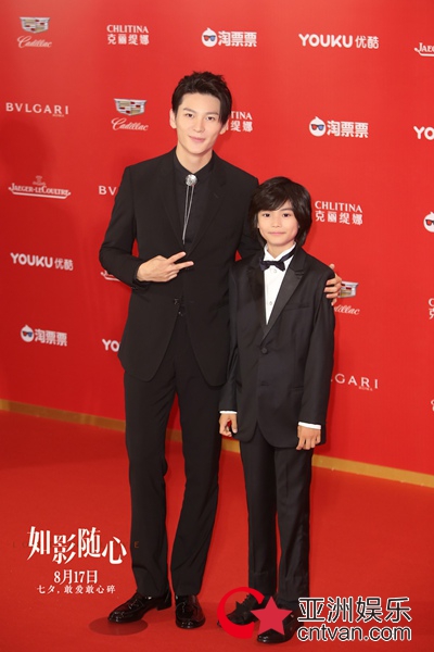 最受“两个人一个人”期待之作《如影随心》 闪耀红毯杜鹃霸气全开