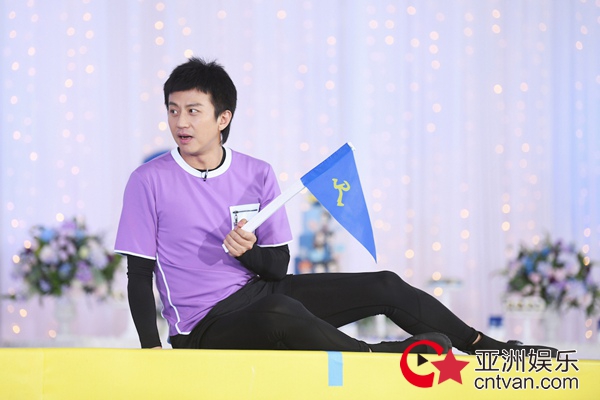 邓超《奔跑吧》老友记 掰手腕摔跤上演武道大会