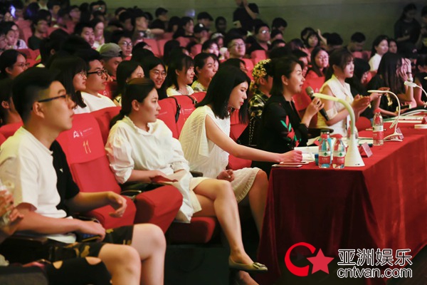 著名歌手叶贝文出席“校园歌星大赛”让青春飞扬